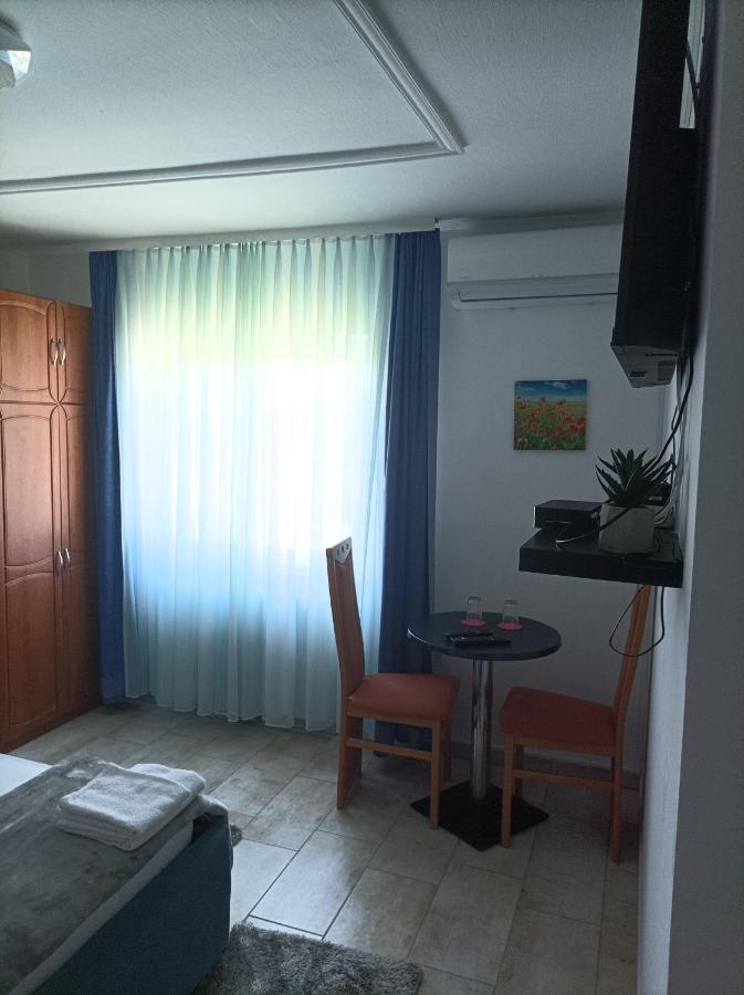 Arena Nikic Otel Ösek Dış mekan fotoğraf