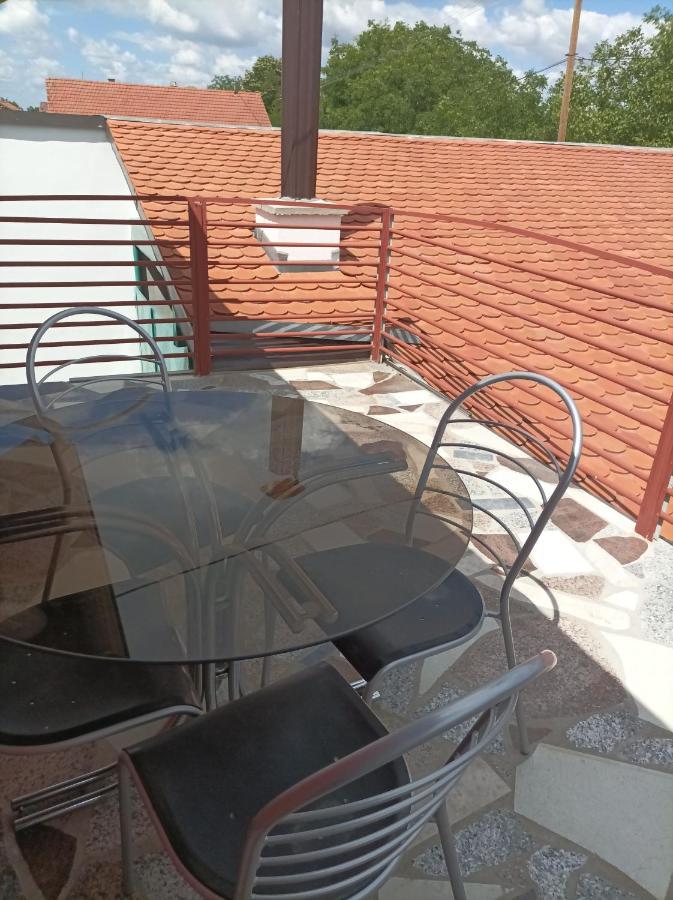 Arena Nikic Otel Ösek Dış mekan fotoğraf