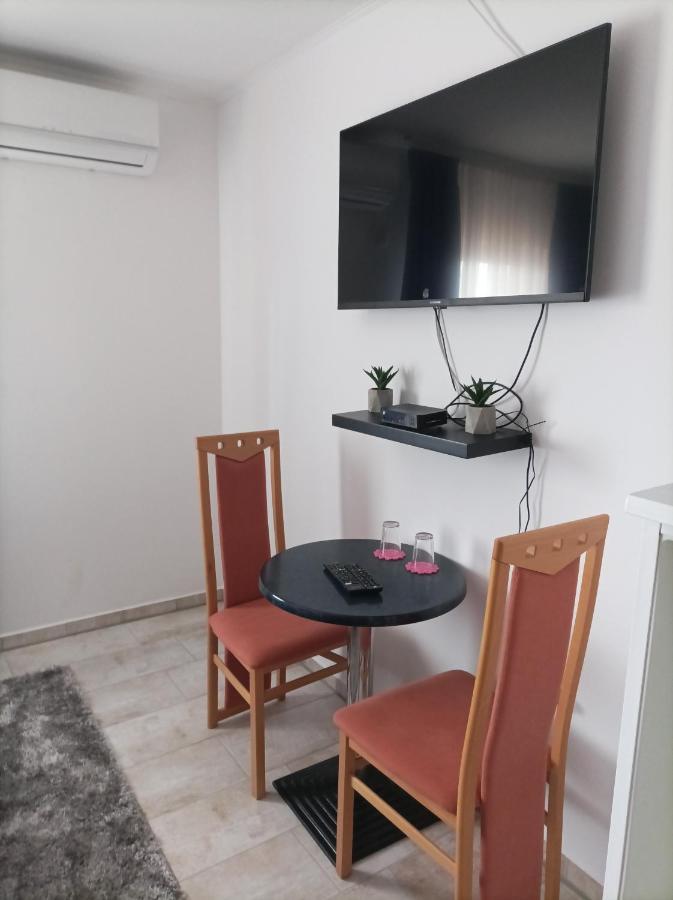 Arena Nikic Otel Ösek Dış mekan fotoğraf