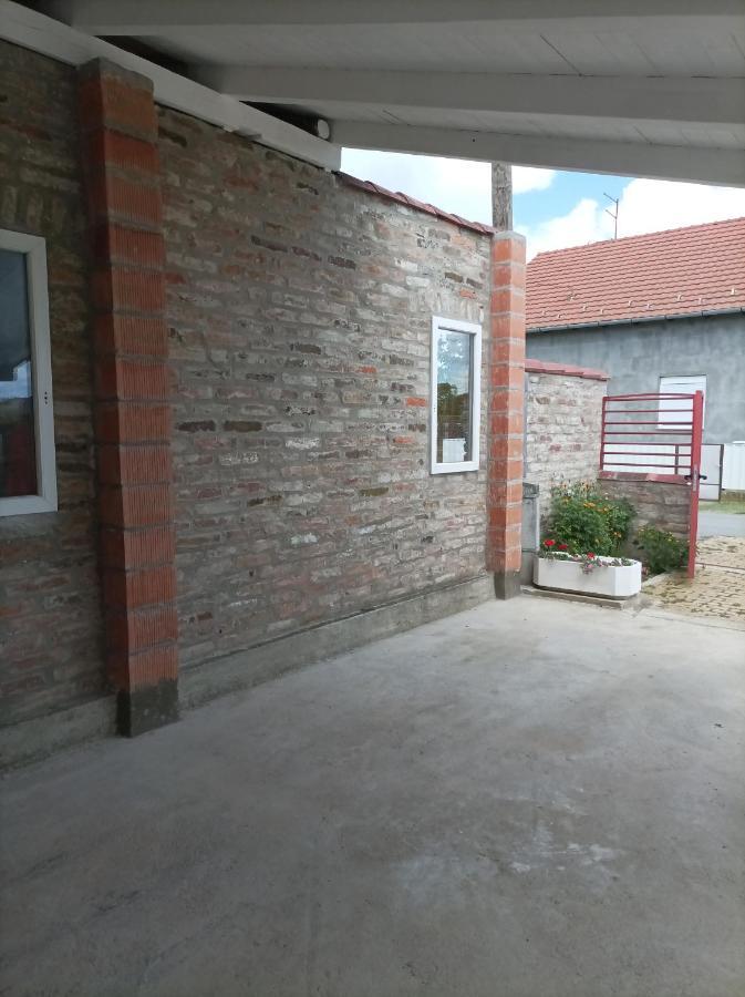 Arena Nikic Otel Ösek Dış mekan fotoğraf
